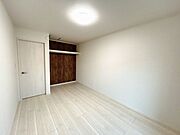 【リフォーム後】1階洋室6畳です。奥にダイニングキッチンがあるのでリビングとしてもお使いいただけます。