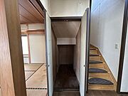 【リフォーム前】1階階段横に収納もございます。
