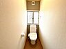 トイレ：【リフォーム済】トイレはジャニス製の温水洗浄機能付きに新品交換しました。キズや汚れが付きにくい加工が施してあるのでお手入れが簡単です。直接肌に触れるトイレは新品が嬉しいですよね。