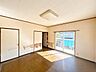 室内：【リフォーム中】2階西洋室です。フローリングの重ね張りや壁のクロス張り替えを行い、天井をクロスで仕上げます。