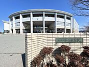 いとく 自衛隊通店 飯島中学校まで400m（徒歩約5分）。元気に歩いて、毎日の通学で足腰を鍛えることが出来ますね。 1600m
