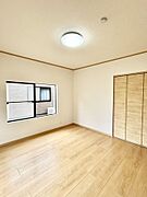 【リフォーム済】居室を撮影いたしました。和室から洋室へ間取りを変更しました。クローゼットを新設しましたので収納にも困りません。