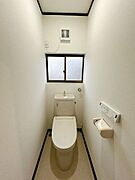 【リフォーム済】トイレです。天井・壁クロス張替え、便座交換を行います。