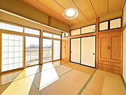 【リフォーム済】南西側約8畳和室です。リビング・トイレに隣接しており、使い勝手の良い居室です。窓からの日差しが心地よく、思わず横になりたくなるような空間です。