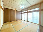 【リフォーム済】東側約8畳和室です。約2帖分のクローゼットが設置されています。お子様の一人部屋や夫婦の寝室としてもお使いいただけます。