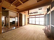 【リフォーム中】リフォーム中の約19帖LDKを別角度から撮影しました。アイランド風キッチンを新設しおしゃれで家族団らんを楽しめる快適な空間にリフォームします。