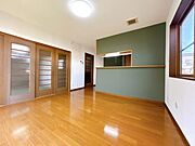 【リフォーム済】1階約12.5帖のLDKです。壁クロスは張替をし、天井はクロス張りを実施しました。南側と東側に窓が設置されているので、明るく心地の良い空間となっています。