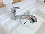 【リフォーム済】新品交換したのキッチンのシンクはサビにくく熱に強いステンレス製です。水はねの音を抑える静音設計で、従来よりもさらに水音が静かになっています。