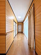 【リフォーム中】一階廊下です。床はフローリング張替え、天井・壁はクロス張替え工事を実施します。