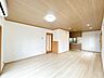 リビング/ダイニング：【リフォーム中】約17帖LDKです。床はフローリング張替え、天井・壁はクロス張替え工事を実施します。家族団らんを楽しめる明るい空間に仕上げます。