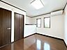洋室：【リフォーム済】二階北西側6帖洋室の写真です。こちらの部屋にも収納があります。写真左手奥のくぼみは階段部分を利用し、収納や大事なものを飾ったりといろいろな使い方が出来ます。