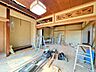 室内：【リフォーム中】作成中の約17.5帖LDKを別角度から撮影しました。対面キッチンを設置することでご家族との会話が楽しめる空間に生まれ変わります。