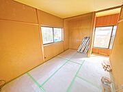 【リフォーム中】2階東側6畳和室は洋室6畳に間取り変更いたします。押し入れ部分はクローゼットにし収納力も上がるので寝室やお子様のお部屋にぴったりです。