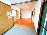 【リフォーム中】玄関内部の写真です。シューズBOXがあるので大勢の来客にも対応可能。こちらもしっかりとクリーニングいたします。