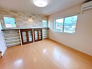 【2階8帖洋室】2階8帖洋室の写真です。こちらのお部屋からはバルコニーにも出られます。こちらのお部屋はしっかりとクリーニングいたします。