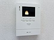 【ドアホン】新しく設置したドアホンはカラーモニター付き。LDKに設置のモニターで玄関にいらしたお客様を確認してから応対できます。留守中の来客も記録できるので防犯面でも安心ですね。