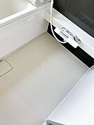 【リフォーム済／浴室】浴室はハウステック製の新品のユニットバスに交換しました。浴槽には滑り止めの凹凸があり、床は濡れた状態でも滑りにくい加工がされている安心設計です.