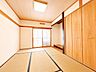 和室：【リフォーム済／和室6帖】壁天井クロス貼替、畳表替え、障子・襖貼り換え、照明新品交換、建具新品交換をおこないました。押入をクローゼットに変更してます。