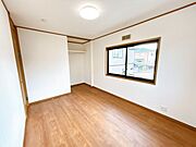 【リフォーム済】2階北側の洋室です。床は永大産業製のフローリング重ね貼り、天井と壁のクロスを張替え、LED照明に交換しました。押し入れ部分はオープンクローゼットに変更しました。