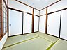 和室：【リフォーム済】1階和室です。畳は表替え、ふすま障子は張り替えました。い草の香りに癒される、居心地の良いお部屋に仕上がりました。