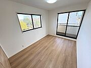 2階北東側洋室は新品のフローリング張りやクロスの交換など行いました
