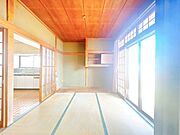 【リフォーム中】1階の南東側和室は、約18.5帖の洋室に変更します。床は永大産業製のフローリングに張替、天井と壁のクロスを張替え、LED照明に交換予定です。