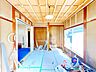 洋室：【リフォーム中】1階和室は洋室に変更します。床は永大産業製のフローリングに張替、天井と壁のクロスを張替え予定です。ダイニングとつながっています。客間にいかがでしょうか。