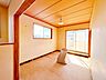 室内：【リフォーム中】2階和室は洋室に変更いたします。床は永大産業製のフローリングに張替、天井と壁のクロスを張替えます。南東向きで2面に窓があるので、日当たりにも期待できそうです。