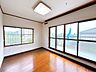洋室：【リフォーム中】2階南側6帖洋室別角度の写真です。収納ドアクロス張替えを行います。南側の窓からベランダに出ることができます。