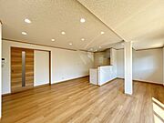 【リフォーム中】約23帖リビング。建具交換、天井・壁クロス張替え、フローリング張替え、照明器具交換、スイッチ・コンセント交換、火災警報器設置を行います。家族が寛ぐリビングは明るくきれいな空間に仕上げ…