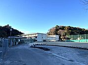 いわき市立第三 【近隣】平第三中学校まで約1.3ｋｍ（徒歩約17分）。お友達と会話を楽しみながらの通学も良い思い出の1つですね。 1300m