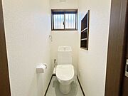 【リフォーム完了】トイレは温水洗浄機能付きに新品交換しました。キズや汚れが付きにくい加工が施してあるのでお手入れが簡単です。直接肌に触れるトイレは新品が嬉しいですよね。