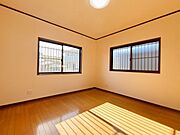 【リフォーム完了】北側洋室です。天井の塗装、壁クロスの張替、床フロアの重ね張りを行っています。二面採光になっているので明るいお部屋になっています。