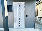 【リフォーム】完了】玄関です。鍵交換とクリーニングを行いました。玄関はお家の顔となる部分、お客様が最初に目にする場所だからこそ、第一印象が大切ですね。
