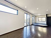 【リフォーム完了】リビングです。天井のクロス交換・壁の補修を行いました。お部屋の模様替えも自由自在に楽しめるゆとりのリビングは開放感漂う明るい空間。いろいろな場所に家具を置いてみてお気に入りのレイア…