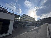 【周辺環境】泉北小学校まで約1300m（徒歩約16分）です。毎日の通学にも程よい距離。友達と一緒ならあっという間に学校についてしまいます。登下校時間も大切な思い出の1コマになります。