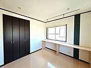 【現況販売】2階ホールです。ハウスクリーニングを行います。作業デスクで仕事も捗りそう。壁を造作し、居室にすることも可能です。お気軽にご相談ください。