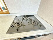 【6/15まで現況販売】コンロ。ハウスクリーニングと設備点検を行います。コンロは嬉しい三口タイプです。