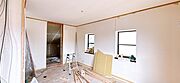 【リフォーム中】2F8.25帖洋室です。フローリング重ね張り、天井・壁クロス張替え、建具交換、スイッチ・コンセント交換、照明器具交換、火災警報器設置を行います。南向き二面採光で日当たりと風通しの良い…