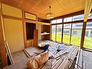 【リフォーム中】1階南側居室です。和室から洋室に間取り変更いたします。フローリング張替え、天井・壁クロス張替え、建具交換、スイッチ・コンセント交換、照明器具交換を行います。そろそろ一人部屋が欲しいお…