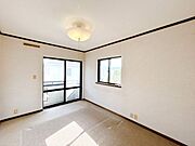 【リフォーム中】2階西側洋室です。フローリング重ね張り、天井・壁クロス張替え、建具交換、スイッチ・コンセント交換、照明器具交換を行います。2面の窓からはあたたかな陽射しと心地いい風を確保。明るく気持…