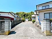 【現況販売】駐車場は縦列で3台駐車可能です。3台駐車可能です。お車の駐車が苦手な方でも駐車場スペースがしっかりとれているので安心して駐車することができますよ。