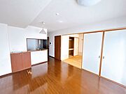 【現況販売】リビング別角度です。ハウスクリーニングを行います。対面キッチンになっているのでお子様の様子を伺いながらお料理できます。