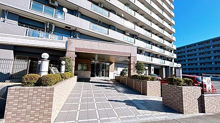 平成13年築のマンションです。自社売主物件につき随時内覧可能です。お電話かメールでご希望日をお知らせください。