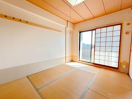 【現況販売】約6帖の和室です。南面に窓があるので明るいお部屋になっています。