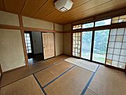 【リフォーム中】リビングになるお部屋です。フローリングを張り、クロス張替え、建具交換、照明設置を行います。南面に窓があるので明るい光を取り込みます。