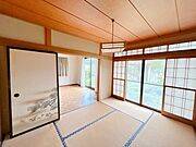 【7/15まで現況販売】6帖和室。ハウスクリーニングを行います。南側にサッシが付いていますので明るいお部屋となっております。