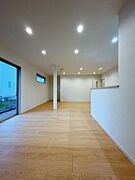 【リフォーム完了】リビングの別角度からの写真です。約22帖のLDKは開放感がある空間です。家族が寛ぐリビングは明るくきれいな空間に仕上げました。新生活を機に家具を新調してお部屋の雰囲気を変えてみるの…