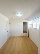 【リフォーム完了】1階6.5帖洋室です。天井壁クロスの張替、床フロアの重ね張り、クローゼットの新設、照明交換を行いました。