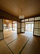 【リフォーム前】1階の和室は全部屋洋室に変更を行います。天井壁クロスの張替、床フロアの張替を行う予定です。西側の和室に付属している広縁部分は撤去するので、より室内に日が差し込み明るい空間になりますよ。